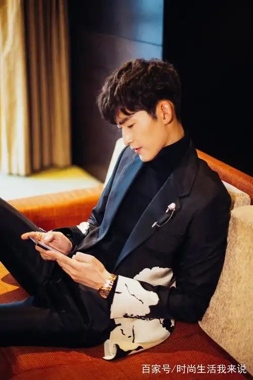 张翰真帅气,银色外套配白裤很吸睛,配白鞋尽显贵族范!