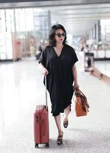 52岁金星终于穿对了黑色v领连衣裙优雅减龄无奈小腿暴露年龄