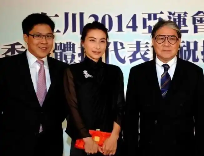 回顾郭晶晶婚礼当天父母却没有坐主桌吃饭这背后有怎样的隐情