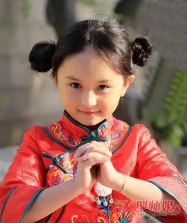 小女孩中分双扎 丸子头发型