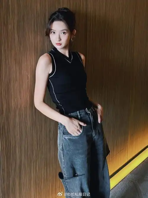 王玉雯超话  上衣&牛仔裤 | maison margiela  耳环 | lazy circles