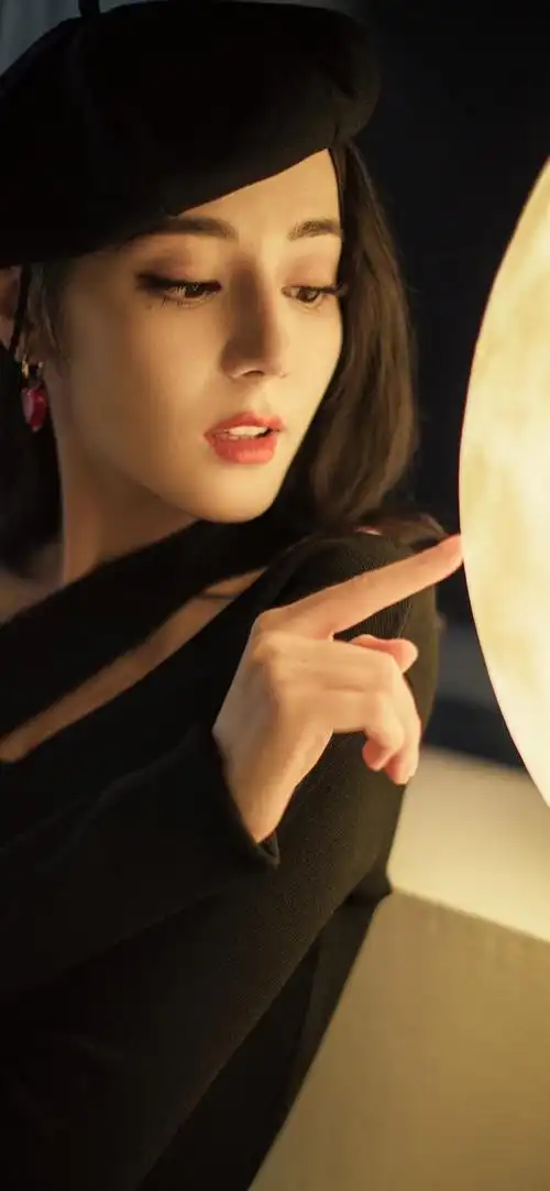 迪丽热巴优雅宫廷风手机壁纸