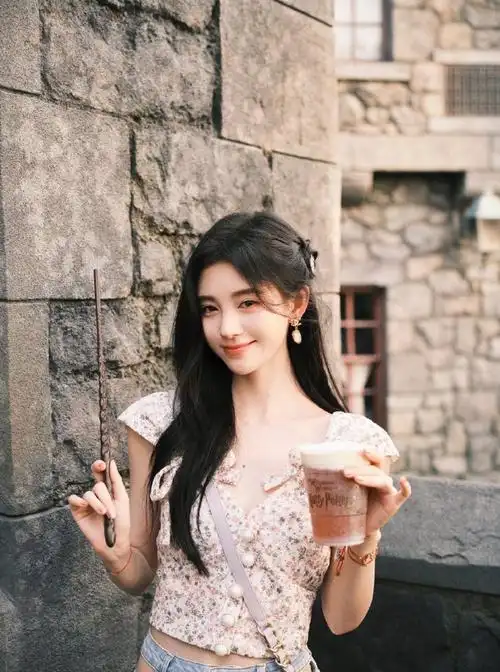 【明星】#鞠婧祎环球影城游玩照#鞠婧祎超话夏日明信片,印花上衣搭配