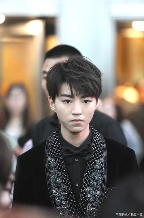 爆料方还说王俊凯和杨柳不仅有男女朋友之实,甚至还规划过求婚结婚