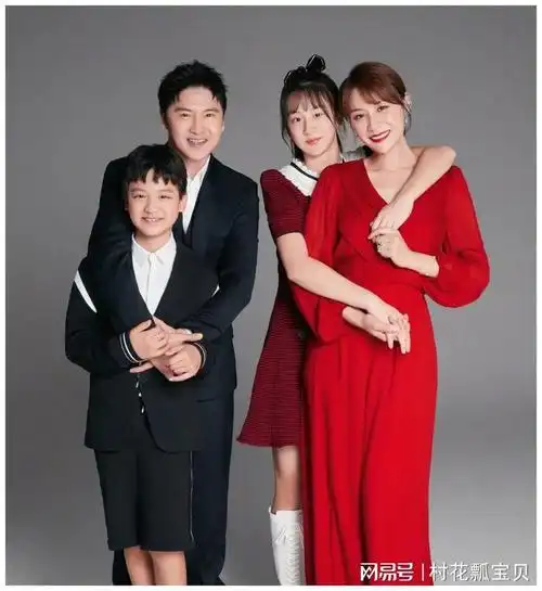 田亮叶一茜一家四口拍全家福