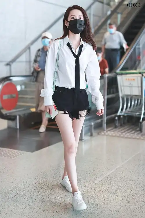 【6.28 李沁】李沁今日机场look更新,领带装饰基础白衬衫搭配.