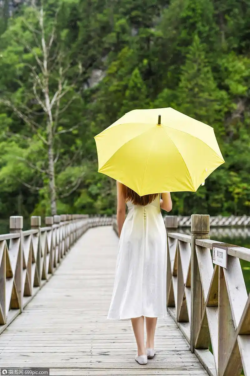 美女户外撑伞打伞背影