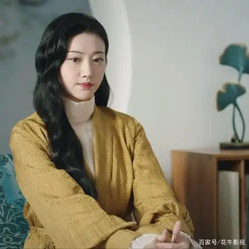 剧中的司藤自带气场,并且气质切换自如,前一秒还是优雅端庄的旗袍美人