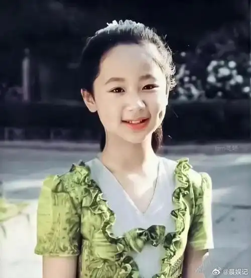 以前杨紫笑时有酒窝和虎牙,现在笑起来啥都没了,啥情况