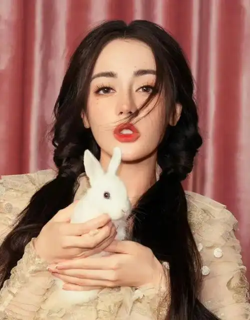 众星兔年大片起底:迪丽热巴怀抱玉兔似嫦娥,肖战雪景中漫步憨笑