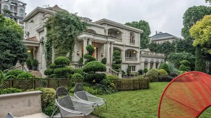 七年前,家主人在繁华的上海市中心买下了这栋占地1600㎡的法式别墅,在