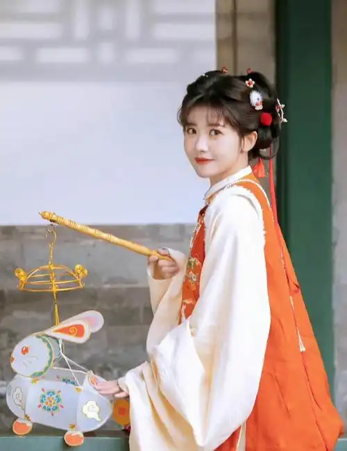 赖美云古风写真手提兔儿灯游园娇俏甜美美艳动人