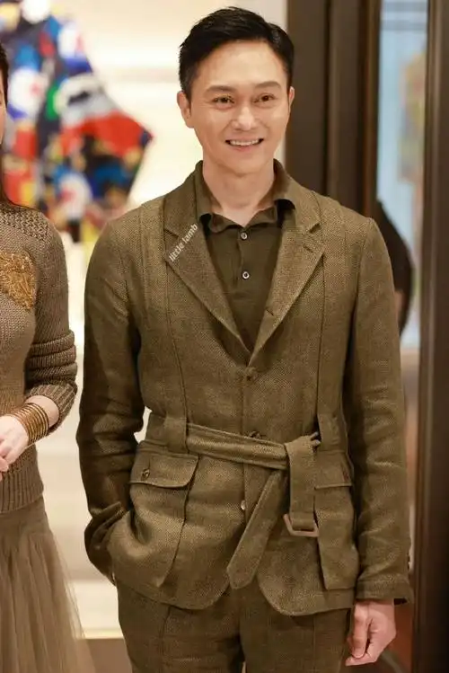 偶遇张智霖玩遥控车