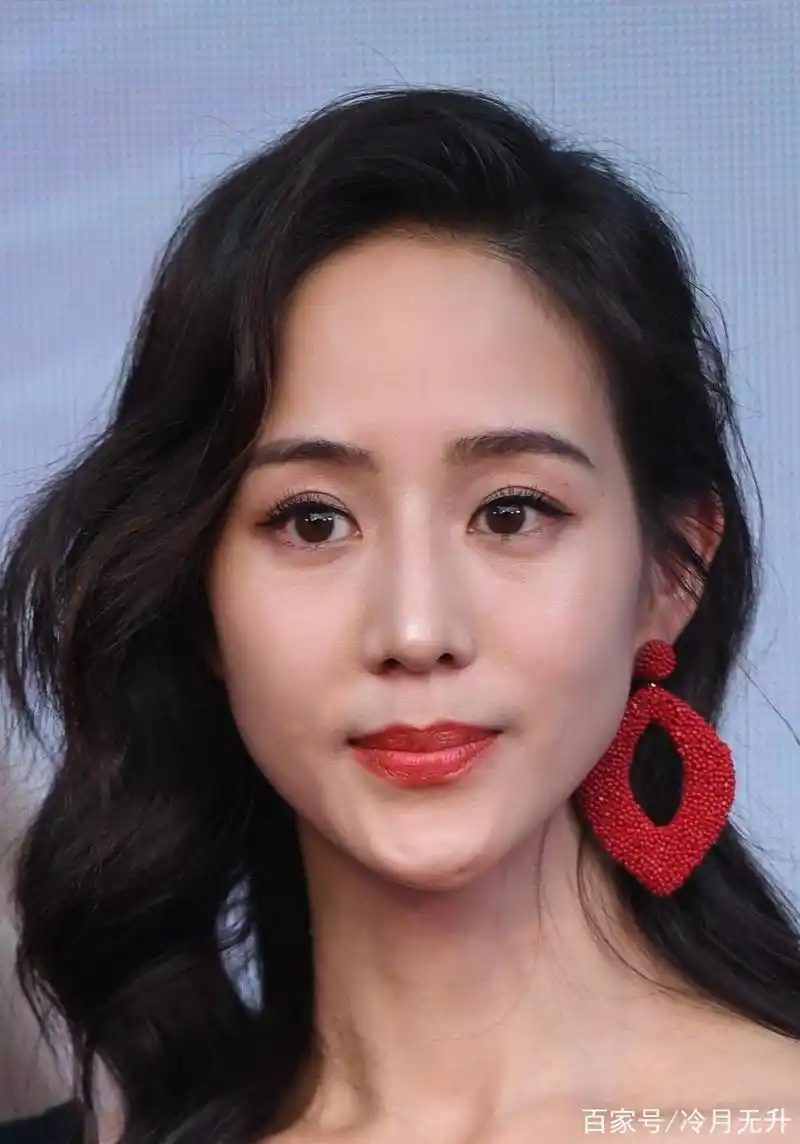 图八是女神张钧甯,穿白色上衣配黑色短裤,这身材也太迷人了吧!