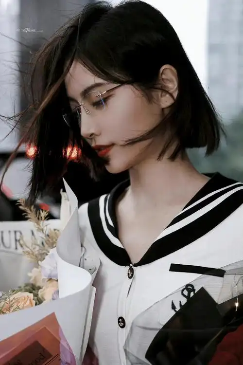 许佳琪勿扰飞升番外篇杀青路透金丝眼镜77短发造型