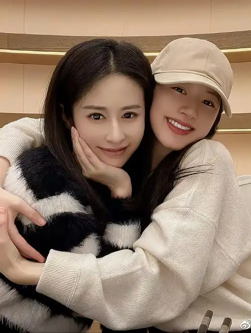 颖儿和赵露思合照啦,两个大美女贴贴-度小视