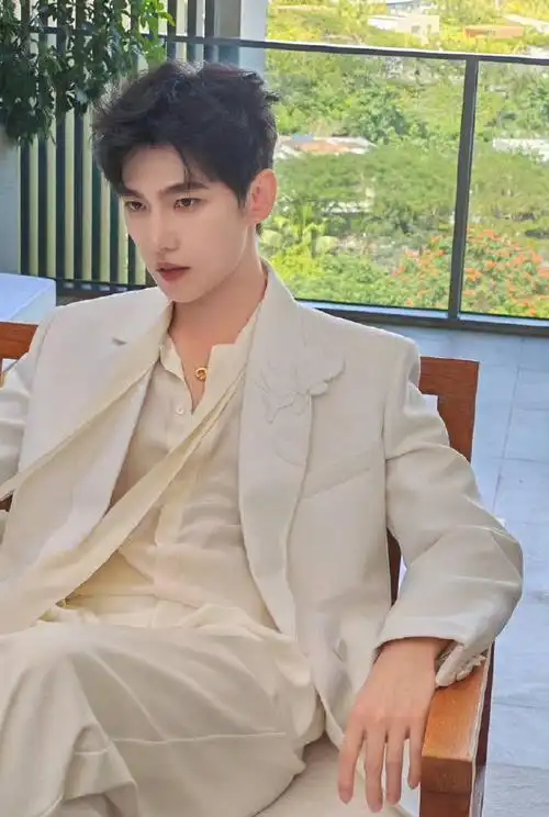 羊毛老师们真为了杨洋操碎了心,杨洋高冷帅气端着酒杯,在那站着就是一