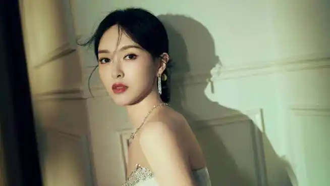 原创唐嫣分享美照白色高叉礼服宛如新娘黑色长裙英姿飒爽