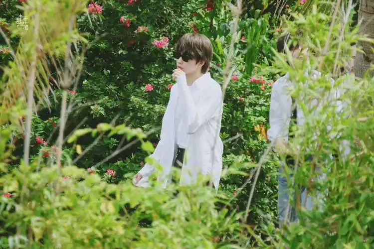 连淮伟综艺录制饭拍 是被鲜花和绿意环绕的墨镜酷崽小连呀