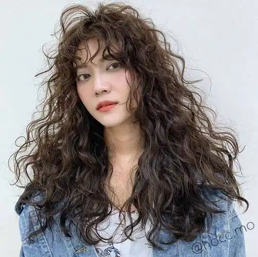 额头窄脸长的女性,烫什么发型比较好?今天为你解答_脸型_脸部_刘海