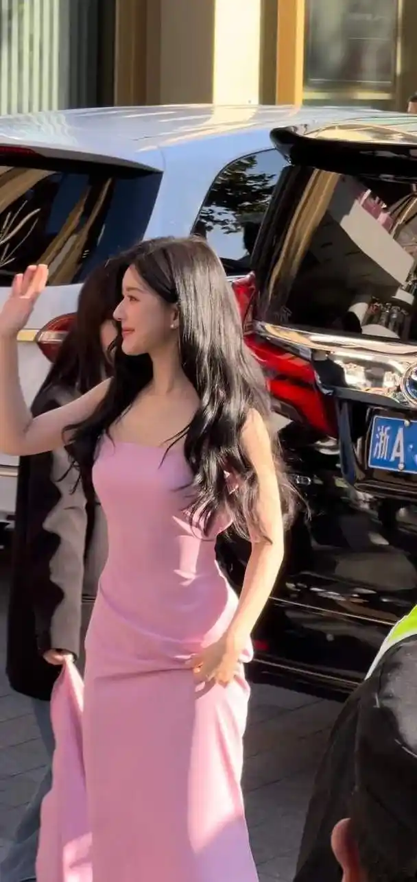 赵露思杭州活动生图粉色长裙又仙又甜初恋脸黑长卷封神了