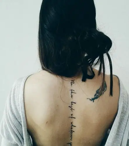 个性女孩脊椎部的英文纹身刺青