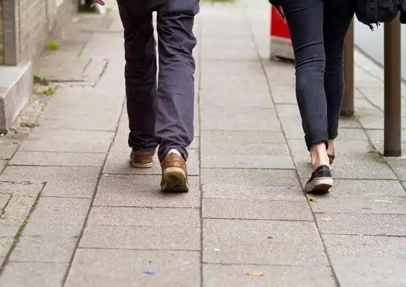 走路快和走路慢的人,谁更长寿?英国研究:两者寿命或相差15年