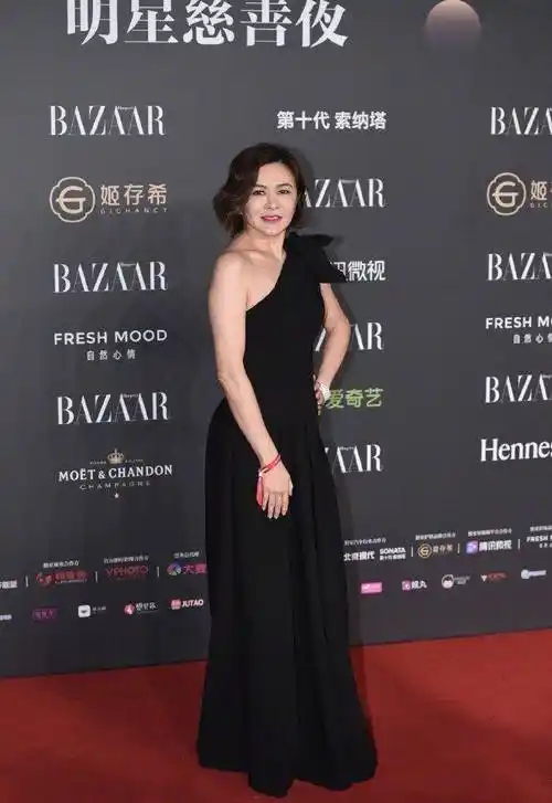 关之琳红毯未修图曝光,露肩裙颈纹遍布太显老态,一看就有57岁_裙子