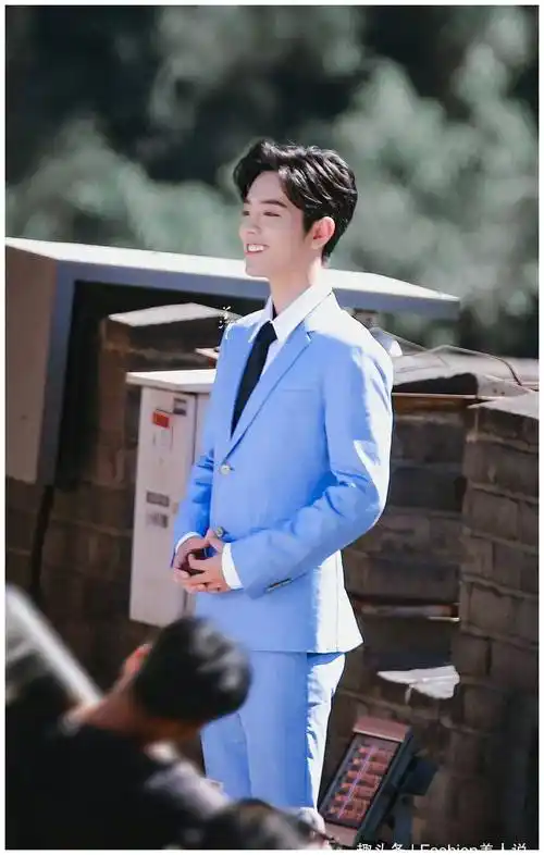 肖战mv造型上线,一身蓝色西服套装,干净清爽帅气满分!_西装_颜色_气质