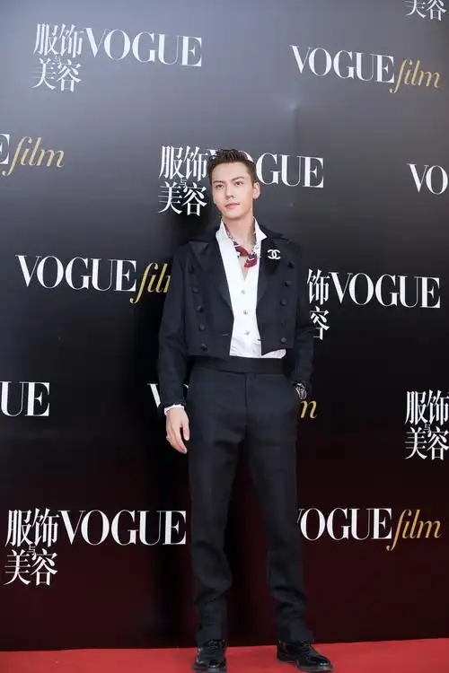 陈伟霆黑西装搭配红色丝巾现身活动极简纯粹演绎法式型格