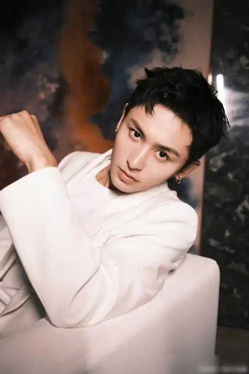 张哲瀚最新时尚写真,白色西服套装,利落英挺与简约温柔|短发_网易订阅