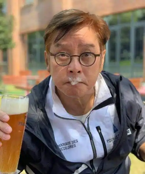 原创70岁谭咏麟晒近照身材肥胖皱纹丛生网友越来越像李连杰