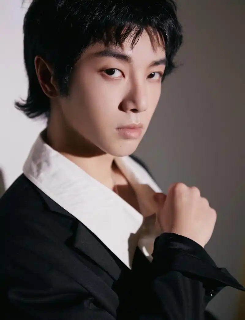 [消息]华晨宇荣获腾讯娱乐白皮书年度男歌手 2021期待新世界的更多