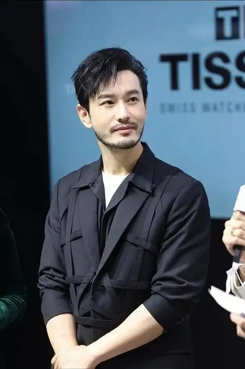 黄晓明胡须照型男范十足,比没有胡须时更帅,这气质很出众