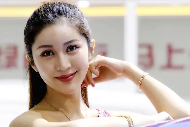 坐在泳池边的极品性感小美女皮肤白皙写真