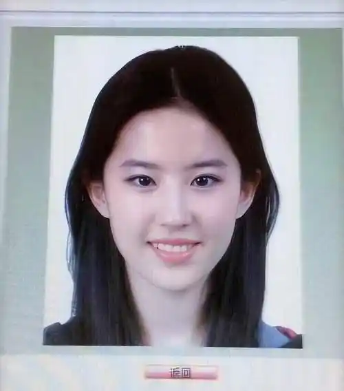 微博刘亦菲学生时期的照片与现在没太大的差别,特别是证件照,真的让