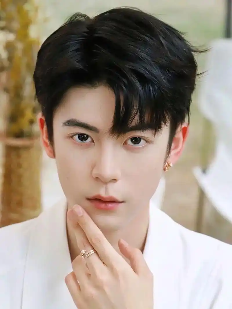 2022年秋冬推荐的15款男生三七分发型.今年最帅气"蓬松男 - 抖音