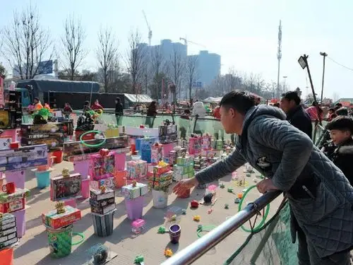 实拍亳州老人摆地摊遇到套圈高手