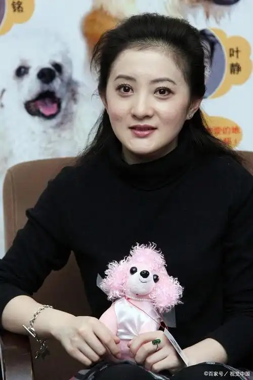 金铭是一名33岁的单身女性,她在最近的一档相亲节目中坦言钱的事不用