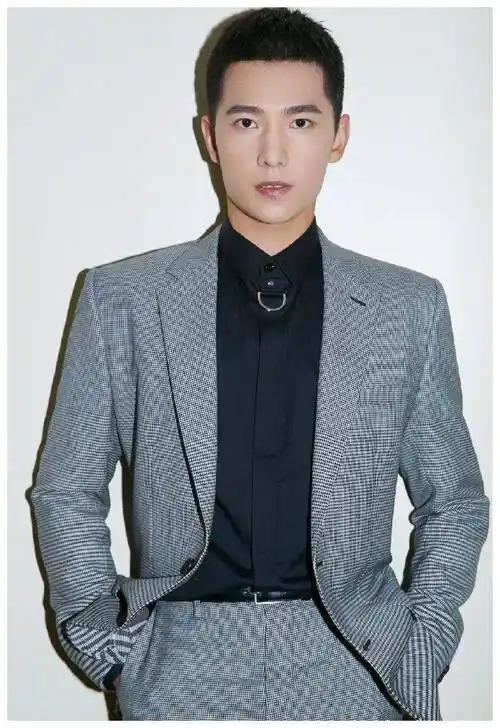 杨洋最新款寸头造型亮相,清爽干练发型尽显俊朗英气的型男魅力_毛寸