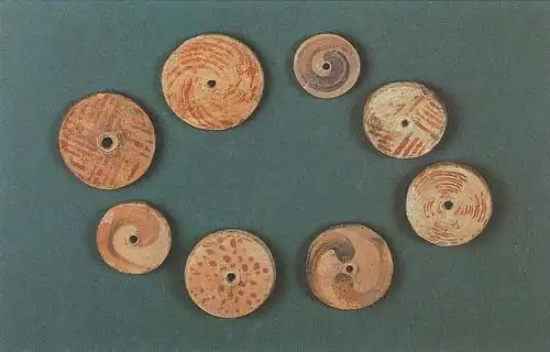 屈家岭及石家河出土的这些类似太极图的图案都有一个围绕旋转的中心