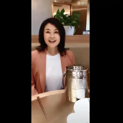 蓝盈莹妈妈气质太好 50岁长腿美貌不输20岁少女_吉林频道_凤凰网