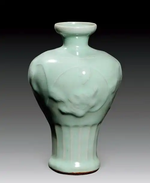 明 龙泉青釉印花纹梅瓶