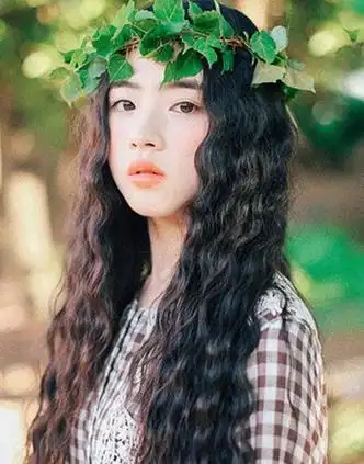 适合扎辫子的烫发发型 辫子烫发型图片(2)