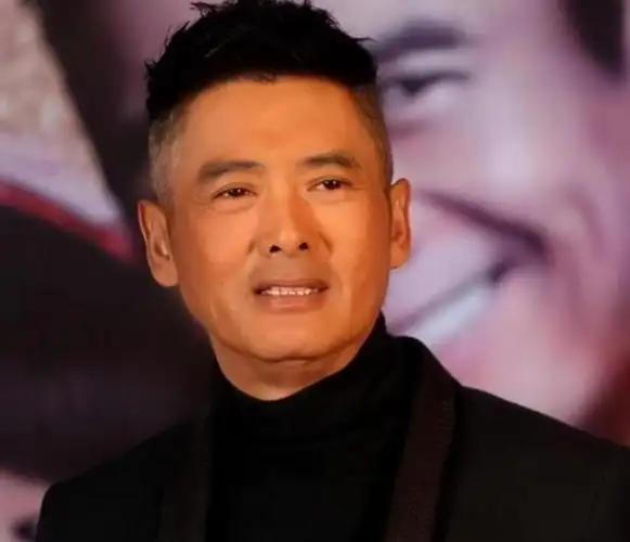 再一想,周润发这两年的确是憔悴了许多,不光是肌肉松弛,就是头发都