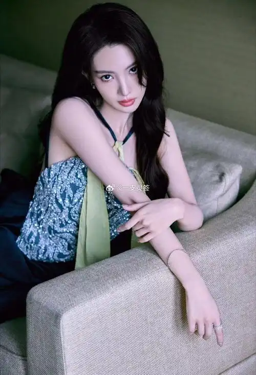 金晨露背钻石肚兜造型性感又高贵,倚靠在江畔氛围感拉满,这身材真的