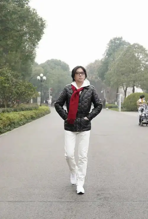 高晓松暴瘦至143斤戴红围巾风度翩翩颜值直追吴亦凡