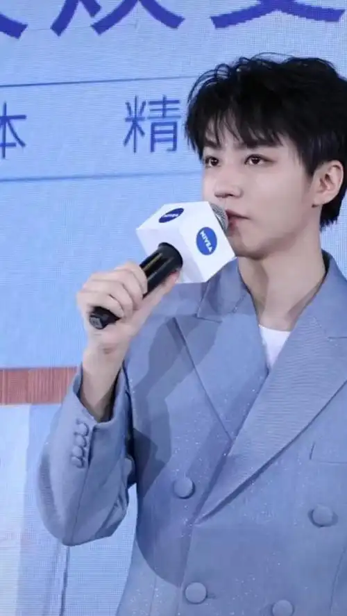 一身蓝色西装的王俊凯,太帅了