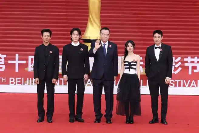 朱一龙辛柏青张子枫一家三口红毯相聚##北京国际电影节