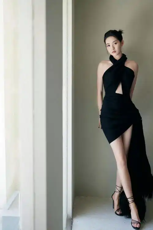 王玉雯微博电影之夜造型引热议连换两套造型演绎双重魅力